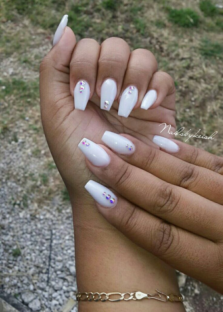 Chic Almond-Shaped White Nails with Sparkling Rhinestones for a Modern Look.