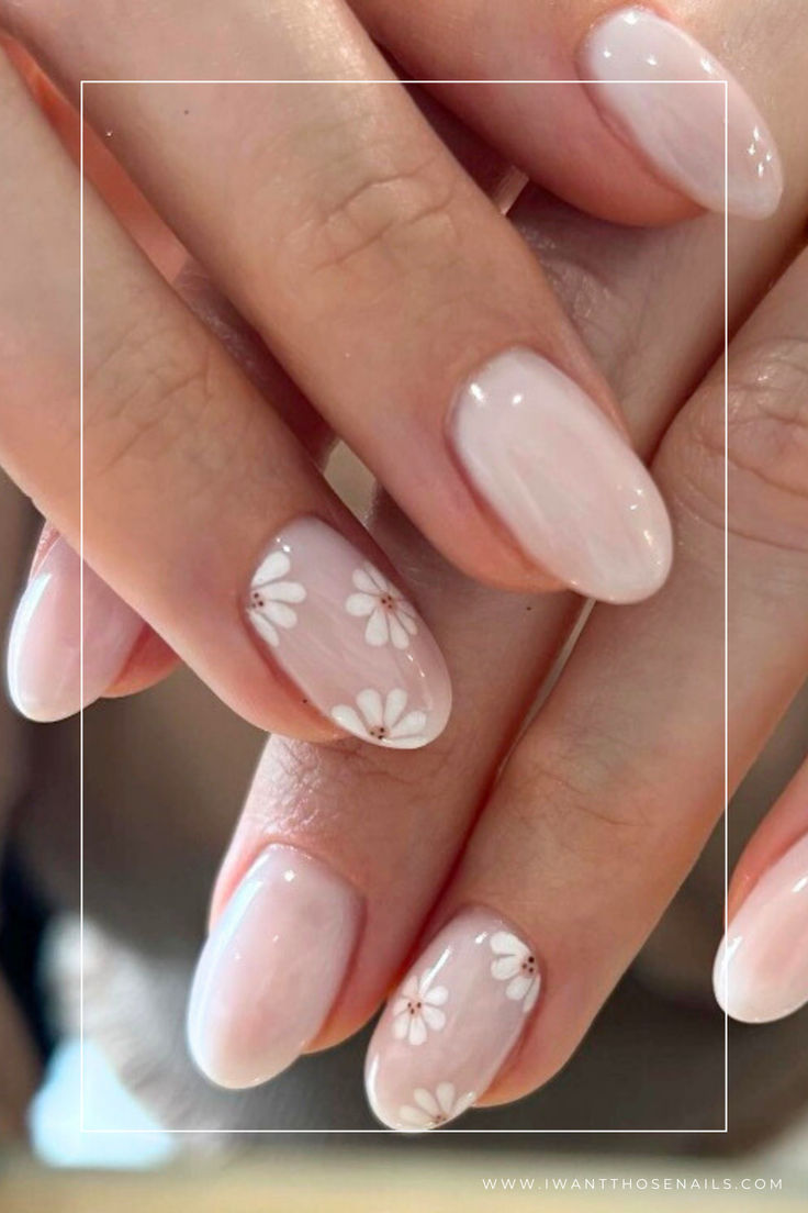 Charming Floral Nail Design: Elegant Daisies on a Soft Nude Base for Any Occasion.