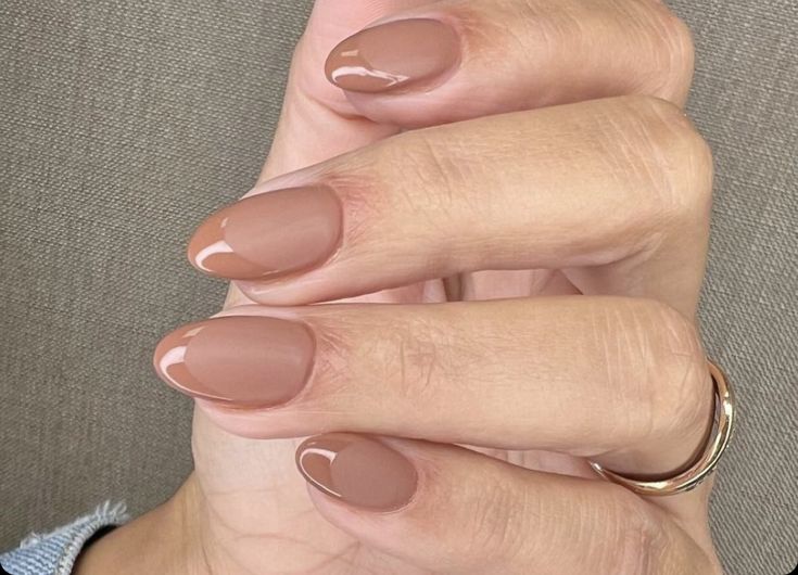 Chic Almond-Shaped Nude Manicure: A Sophisticated and Versatile Design.