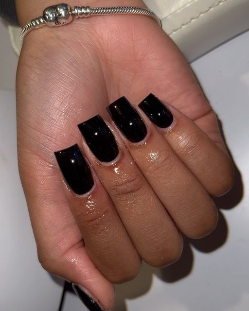 Sleek black square manicure: A bold, modern statement of sophistication.