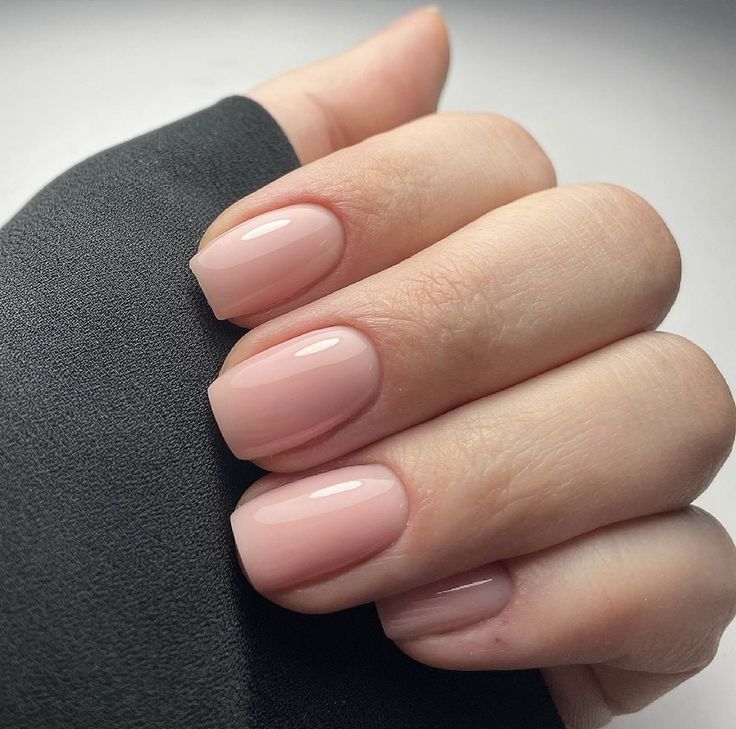 Elegant Nude Nails: Modern Sophistication with a Soft, Glossy Finish.