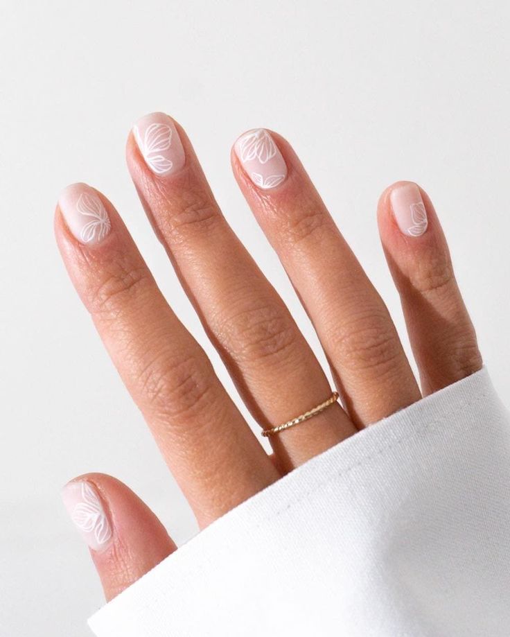 Elegant Floral Nail Design with Soft Tones and Minimalist Art