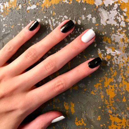 Striking Black and White Bold Nail Design: A Modern, Edgy Aesthetic.