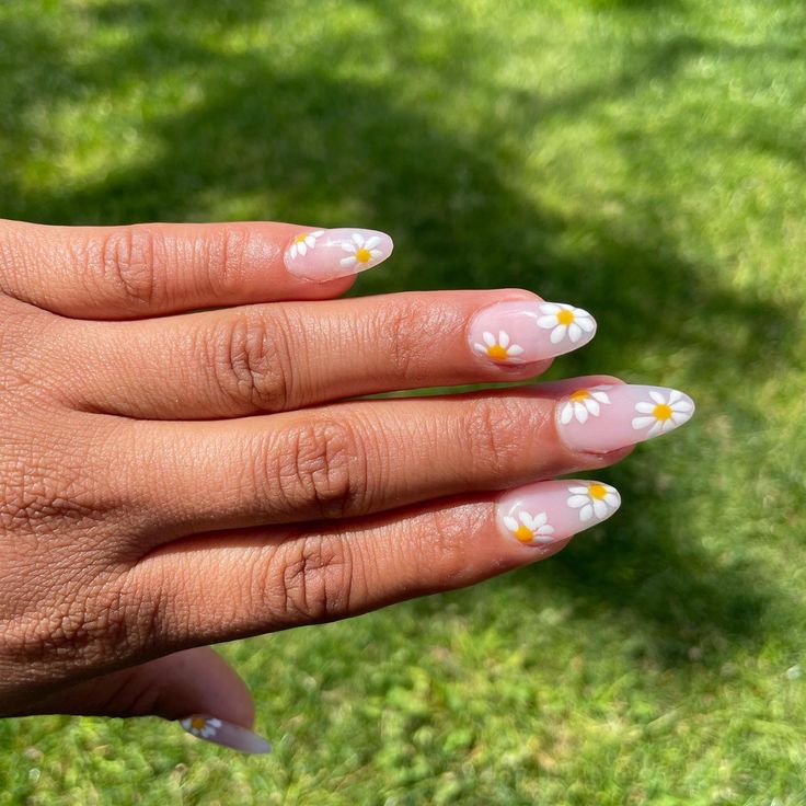 Elegant Floral Nail Design with Soft Pink Base and Cheerful Daisies for a Fresh, Summery Look.