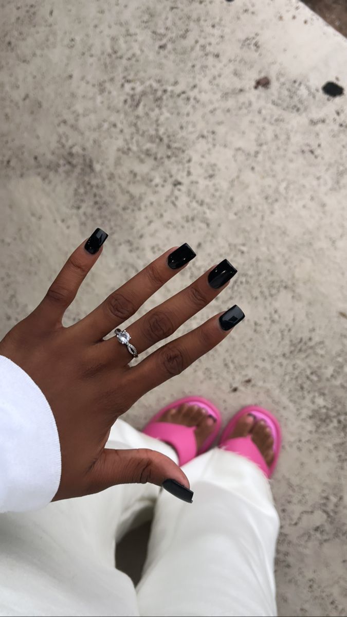 Chic Black Nail Design for a Trendy Edgy-Casual Look