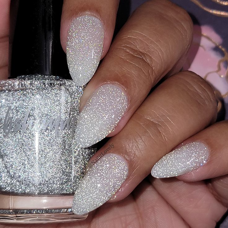 Elegant Sparkling Silver Nail Design: A Shimmering Glitter Finish for Any Occasion.