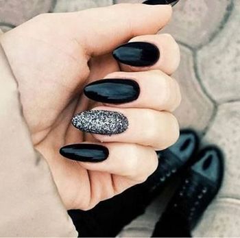 Sophisticated Almond-Shaped Black Nails Enhanced by a Glamorous Glitter Accent.