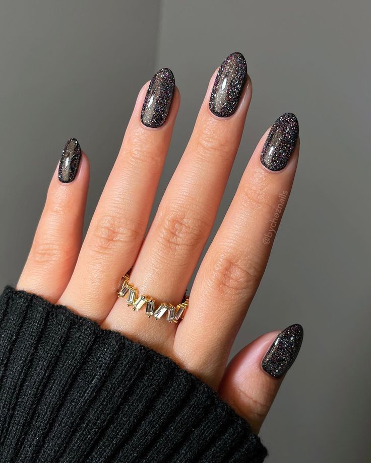 Glamorous Sparkling Black Nail Design: Elegant Glossy Finish with Glitter for Any Occasion.