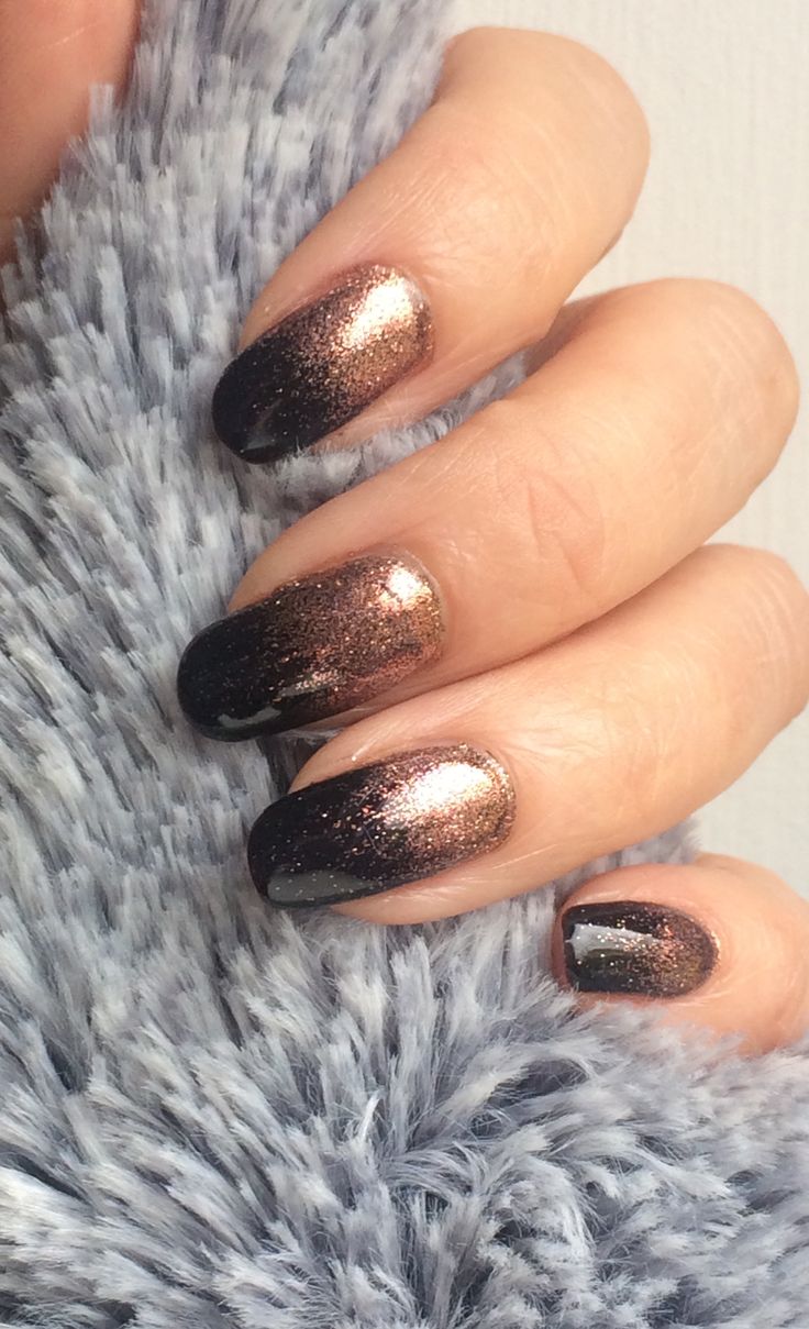 Sophisticated Glittering Ombre Nails: A Stunning Black-to-Copper Transition.