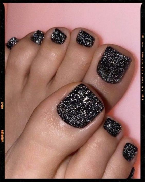 Glamorous Sparkly Black Nail Design: A Sophisticated Touch for Any Outfit.