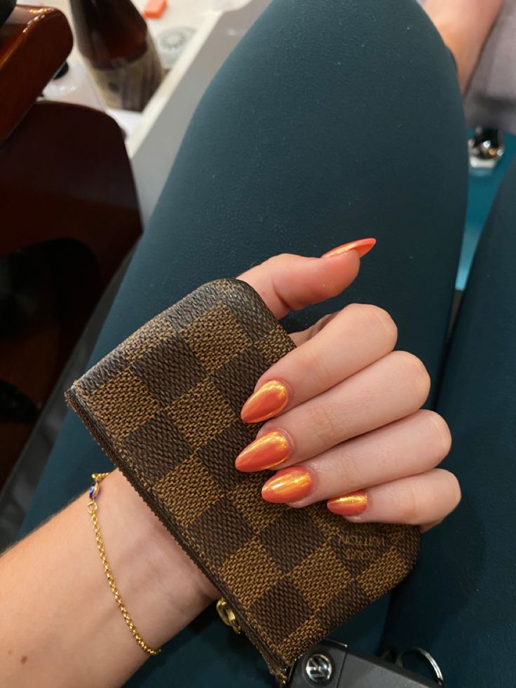 Vibrant Orange Gradient Manicure: A Chic Pop of Color.