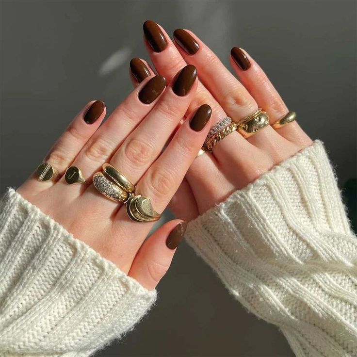 Sophisticated Autumn/Winter Look: Elegant Almond-Shaped Nails and Cozy White Sweater.