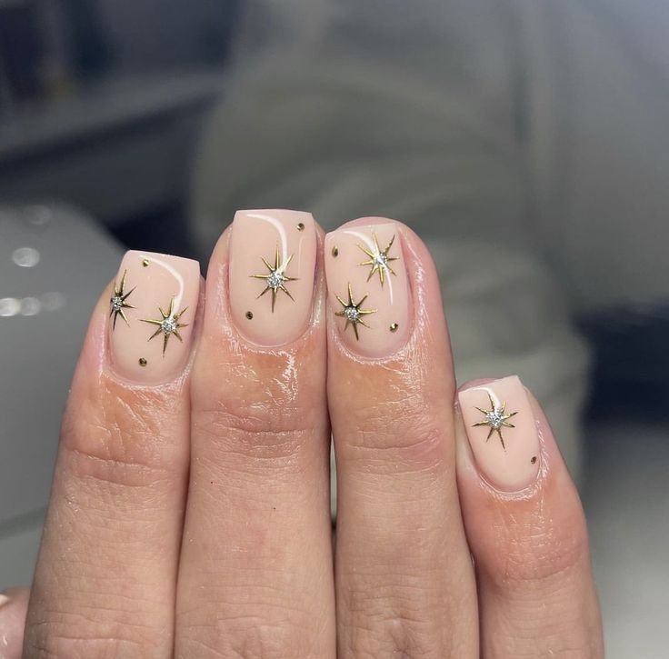 Chic Nude Nails with Gold Stars: A Glamorous Celestial Manicure for Any Occasion.