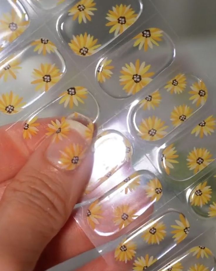 Vibrant Flower-Patterned Nail Wraps: Cheerful Yellow Daisies for Effortless Manicure Charm.