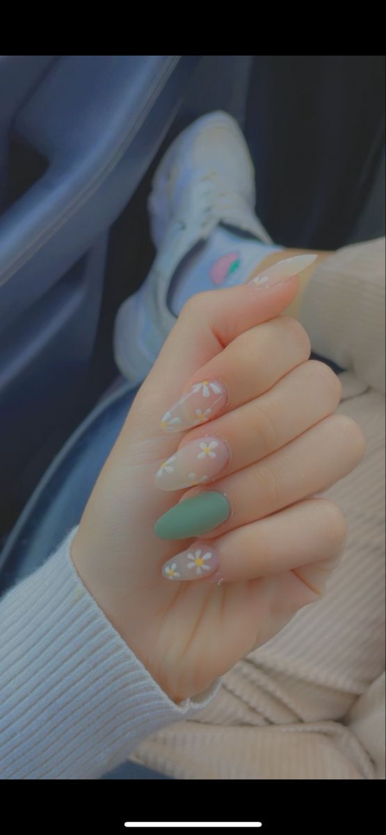 Charming Pastel Floral Nail Design for a Vibrant Spring/Summer Look.