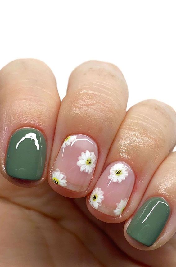 Charming Floral Nail Design with White Daisies on Soft Pink and Rich Green Accents for a Fresh Spring/Summer Aesthetic.