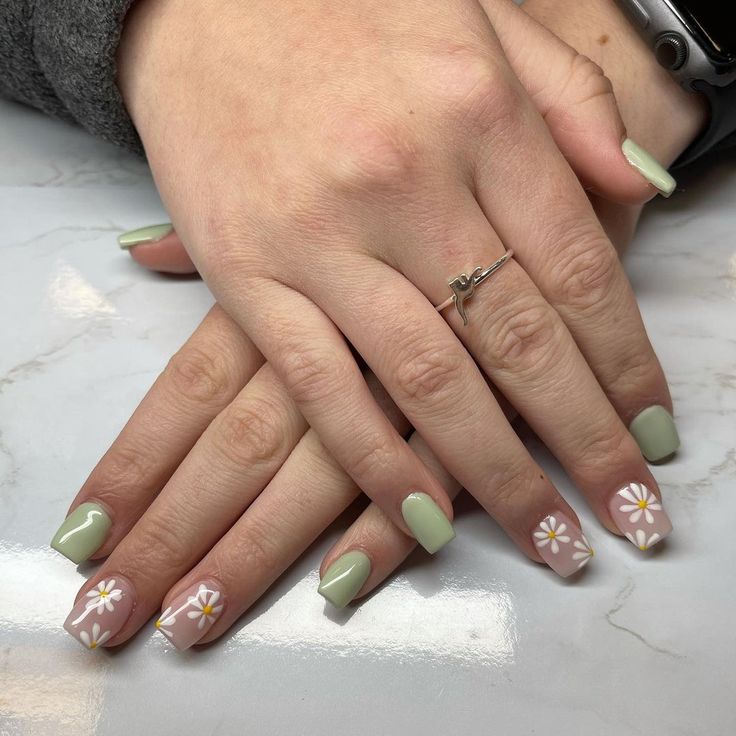 Charming Pastel Floral Nail Design for a Fresh Spring/Summer Look.