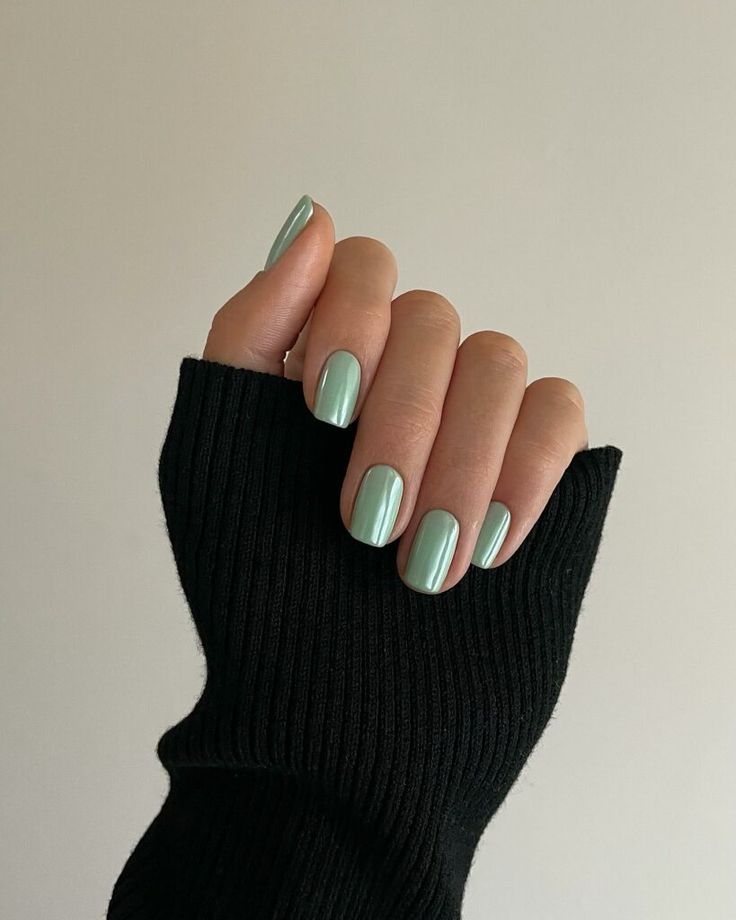 Chic Mint Green Nail Polish: Glossy Finish for Trendy Looks.