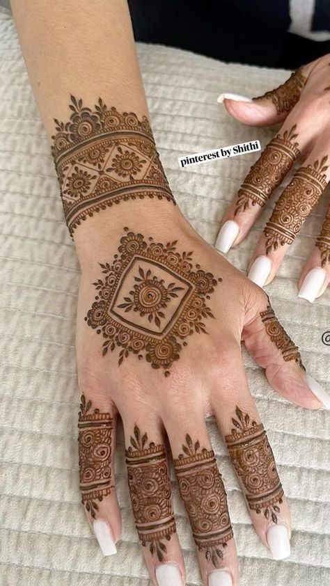 Elegant Fusion of Intricate Henna Patterns and Manicured Nails for Celebratory Aesthetics.