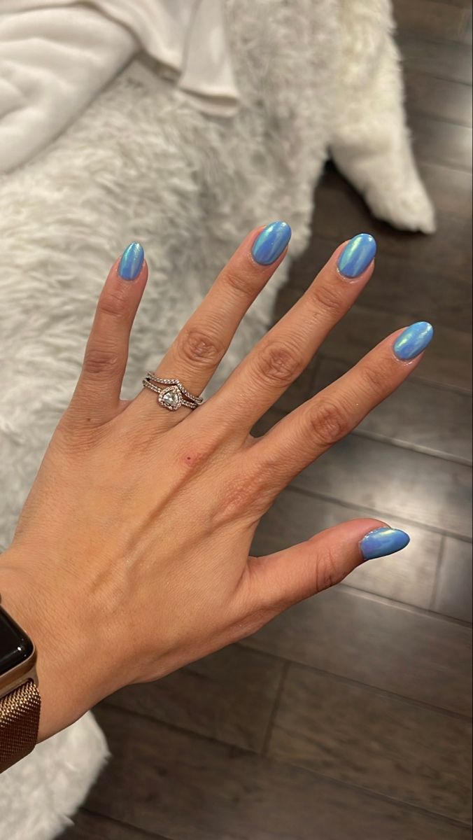 Elegant Glossy Blue Gradient Nail Design for a Trendy Aesthetic.