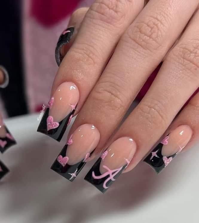 Chic Black and Pink Heart-Adorned Nail Design with Elegant Scripted Personalization