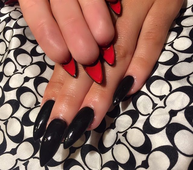 Edgy Black and Vibrant Red Nail Design: A Bold Statement of Sophistication and Creativity.