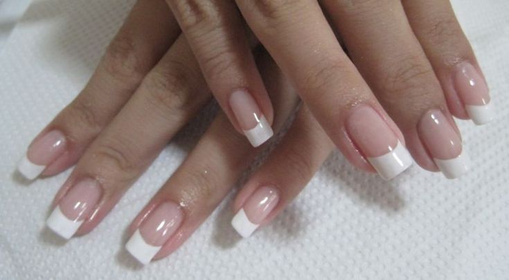 Timeless Classic French Manicure: Elegant Design with Natural Pink Base and Crisp White Tips.