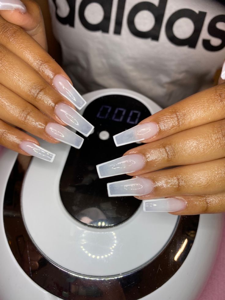 Chic and Sophisticated Gradient Acrylic Nails: A Modern Trend for Any Occasion.