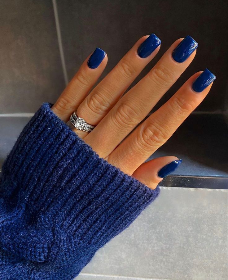 Sophisticated Navy Blue Nails: A Chic, Cozy Look for Cooler Seasons.