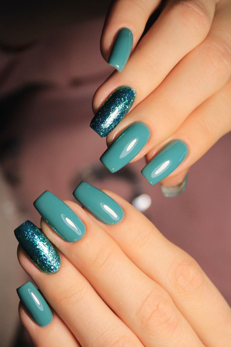 Chic Teal Nail Design: Glossy Finish with Glittery Accents for Elegant Versatility.