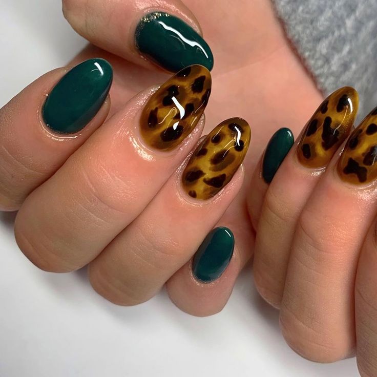 Chic Nail Design: Rich Green and Trendy Leopard Print Ensemble