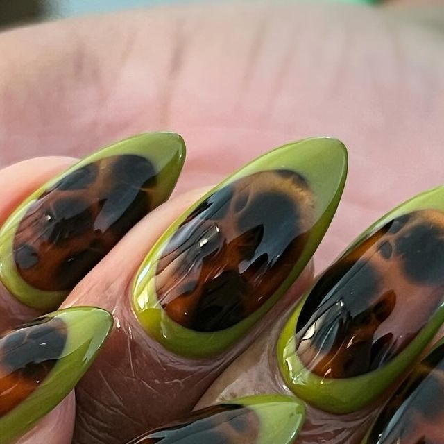 Elegant Tortoiseshell Nail Design: A Striking Blend of Deep Browns and Rich Greens with Glossy Finish.