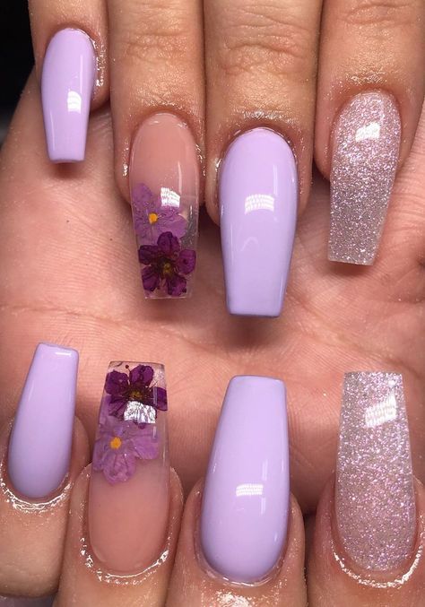 Lavender-Inspired Nail Art: A Textured Fusion of Glossy Polish, Real Flowers, and Glittery Accents.