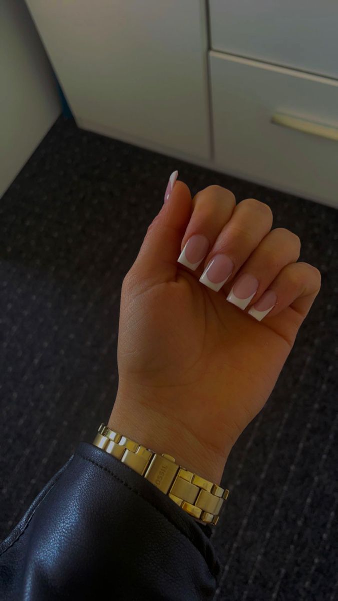 Timeless Elegance: Classic French Tip Nails Complement Chic Outfits