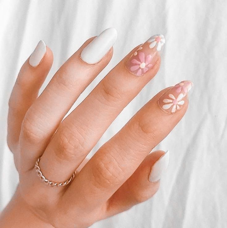 Charming Floral Nail Design: A Whimsical Blend of White and Soft Pink Perfect for Spring/Summer.