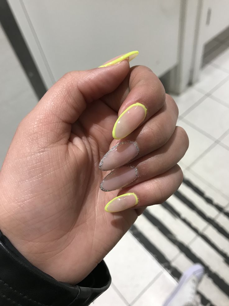 Almond Nails With Outline