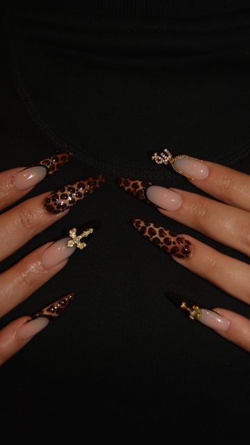 Elegant Leopard Print Nail Design: A Chic Fusion of Patterns, Textures, and Glamour