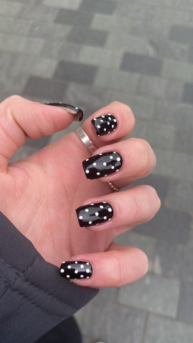 Bold Black Nail Design with White Polka Dots: A Striking Contrast of Elegance and Playfulness.