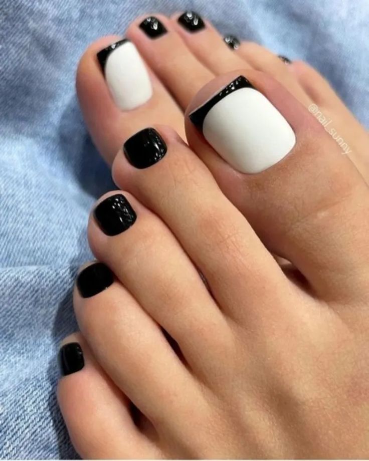 Chic Black and White Striking Toe Nail Design for Summer Style.