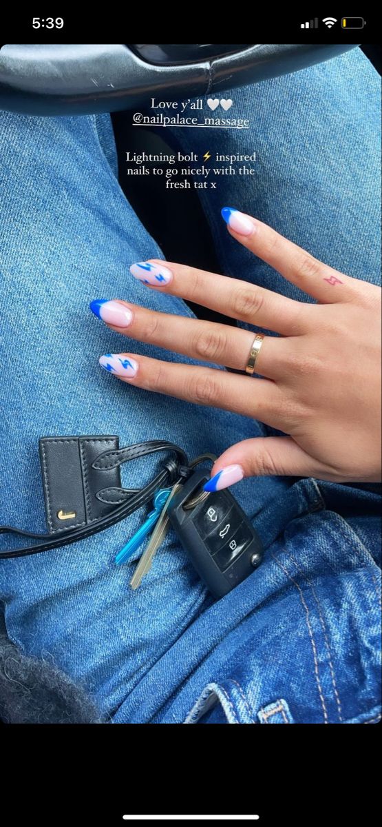 Chic Lightning Bolt-Inspired Gradient Nails Pair with Tattoo and Stylish Gold Ring.