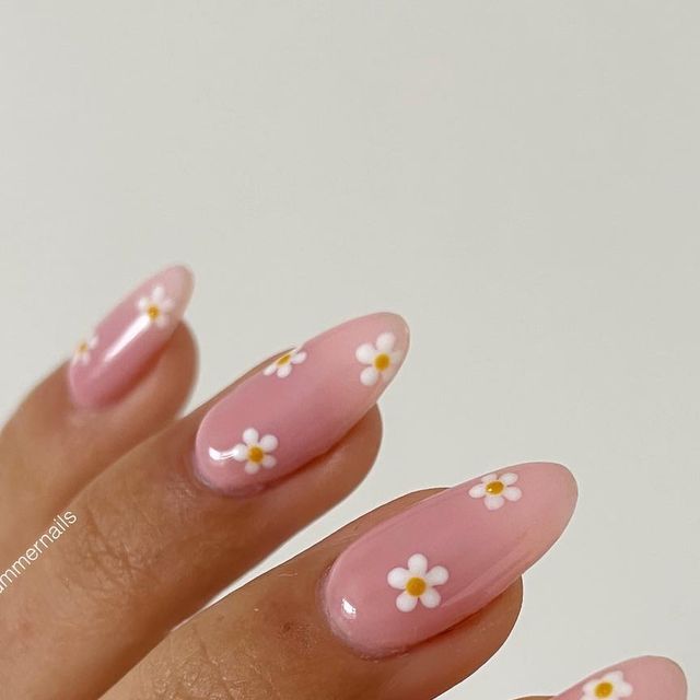 Charming Floral Nail Design: Soft Pink Base with White Daisies for a Fresh Spring Look