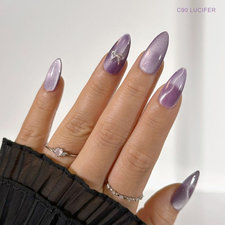 Elegant Ombre Purple Nails with Playful Bow Charm Zubehor