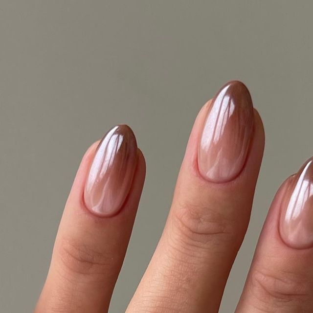 Elegant Ombre Gradient Nude Nails: A Sophisticated Blend of Beige and Light Brown.