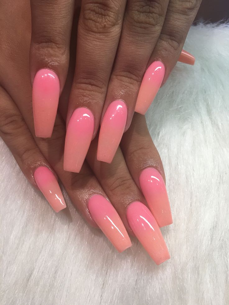 Elegant Ombre Nail Design: Soft Pink Gradient on Almond-Shaped Nails.