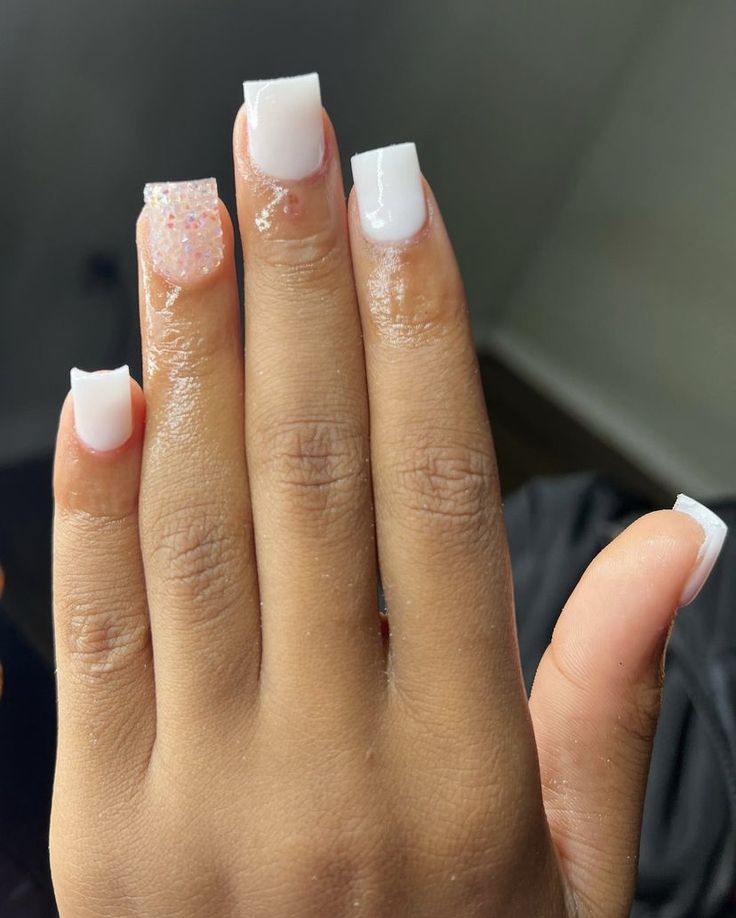 Elegant Square Nails: Classic White Polish with a Glamorous Accent.