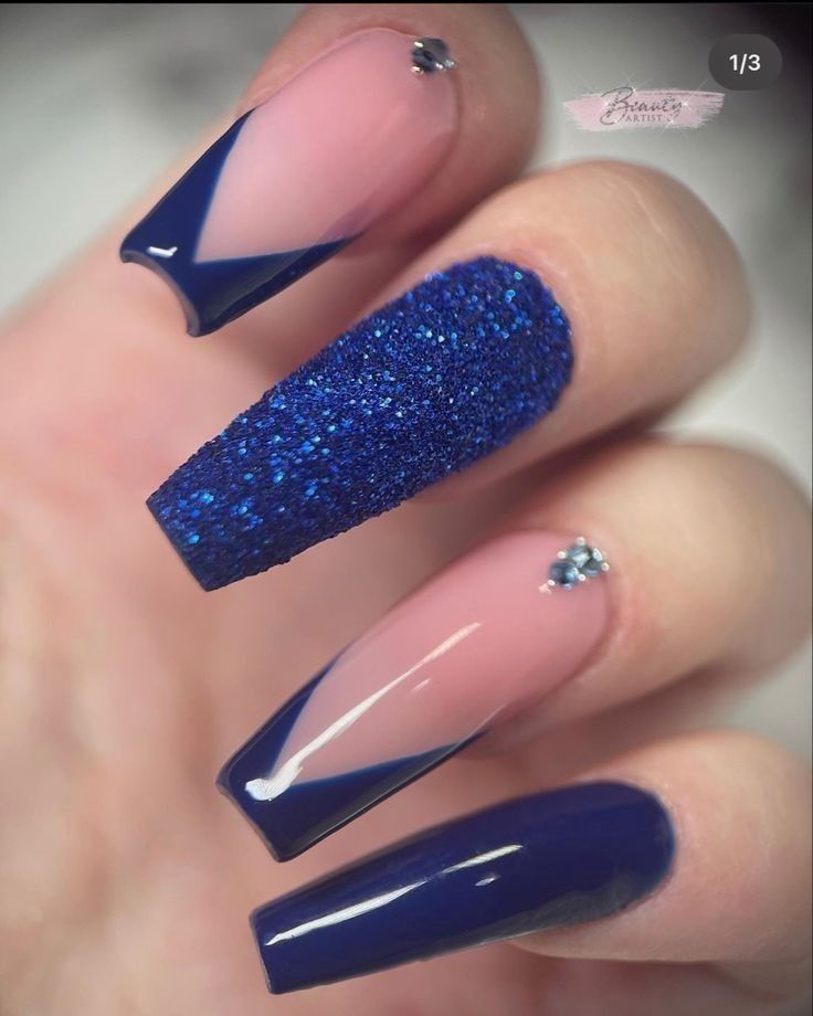 Chic Nail Design: A Glamorous Blend of Navy Blue, Soft Pink, and Elegant Geometrics.