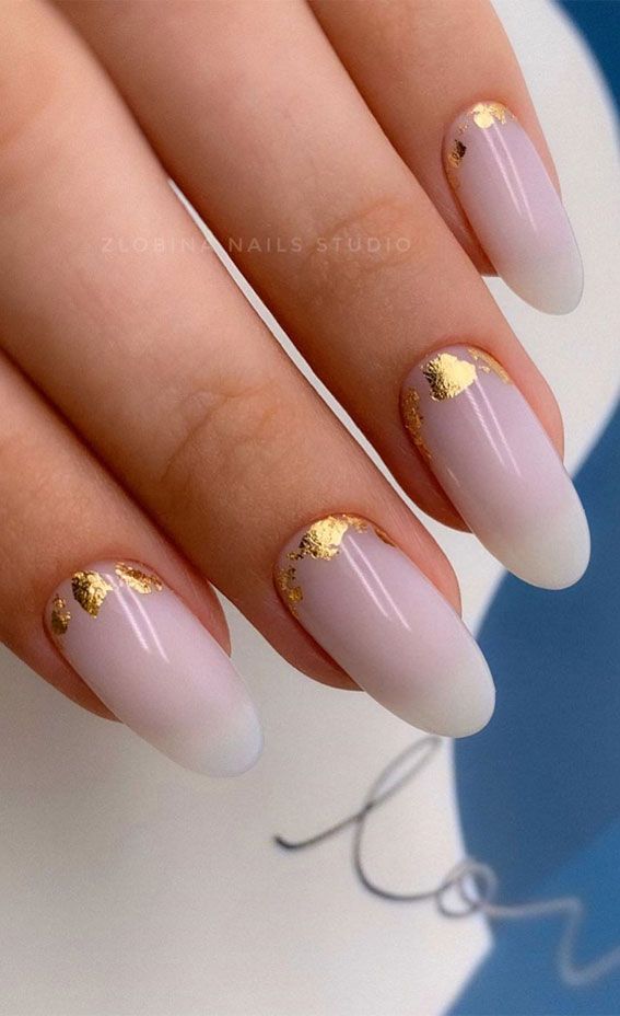 Chic Ombre Nails with Golden Accents: A Subtle Blend of Elegance and Glamour