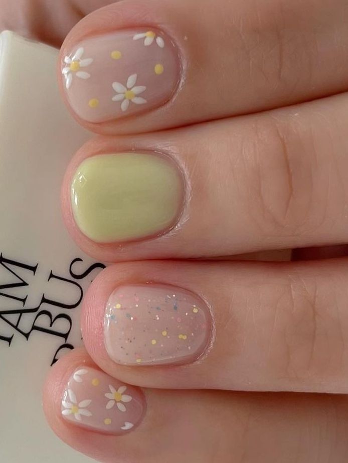 Pastel Floral Nail Design: Whimsical Daisies and Refreshing Green for Spring