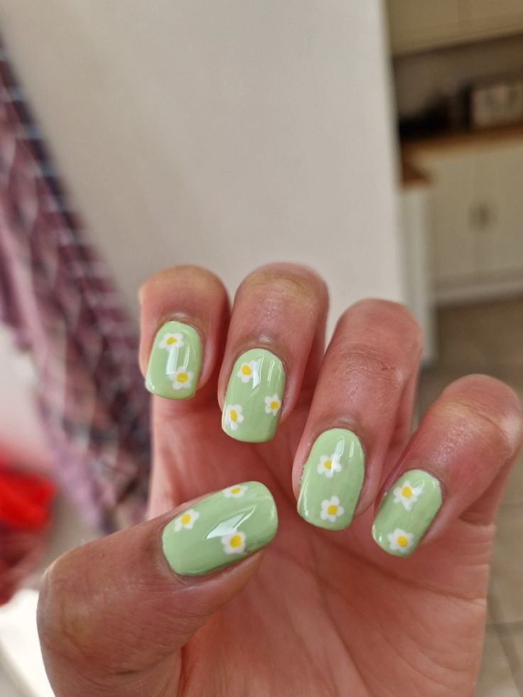 Vibrant Green Daisy Nail Design: Playful Spring/Summer Charm