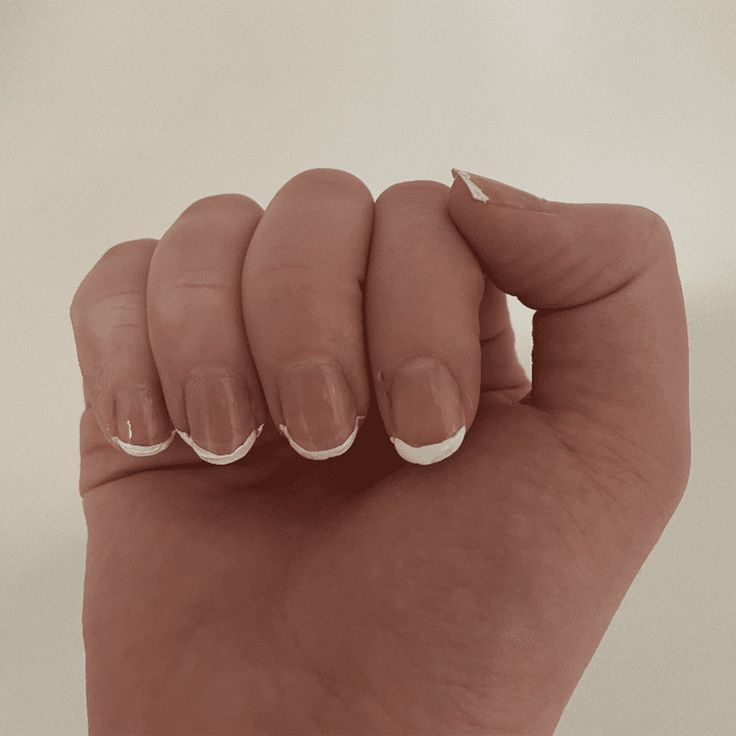 Timeless Elegant French Manicure: Classic Nude Base with Striking White Tips.